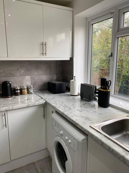 Luxury 2 Bedroom Apartment, Parking, Few Minutes Walk From Wembley Stadium London Eksteriør bilde